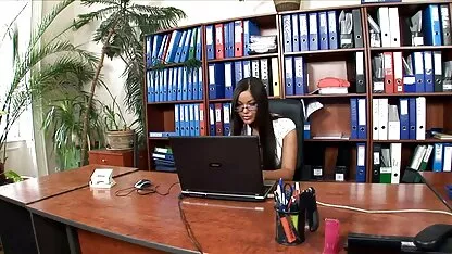 Questa ragazza si è congratulata con suo video tettone lesbo figlio per la sua vacanza professionale.