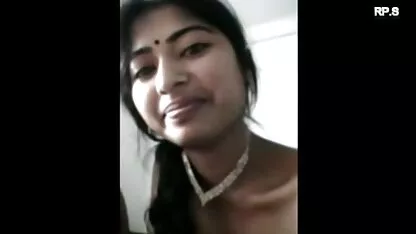 Una donna impegnata con le labbra spesse indossa film porno lesbo mature un pompino profondo.