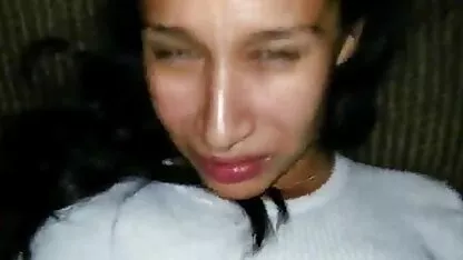 Due sottili Lesbiche film porno lesbo italiani nere si leccano a vicenda durante la pioggia battente.