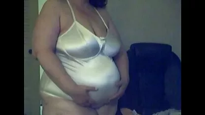 La ragazza più grande tradisce la giovane donna e si ritrova a guardare l'anatra videoporno lesbo gratis
