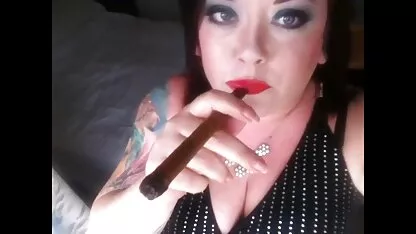 Tatuaggio Latino scopa un uomo ricco in film porno trans lesbo un negozio di abbigliamento di marca.