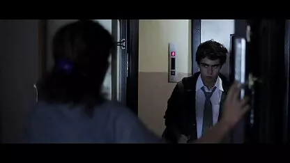Non appena arriva dal lavoro, l'uomo calvo si asciuga il video lesbo hard cappello e nutre sua moglie.