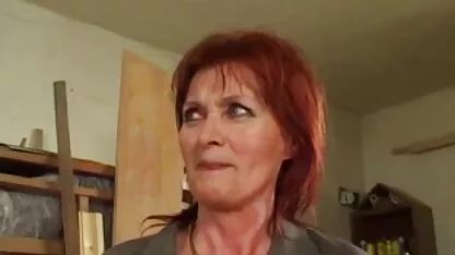 Sembrava a troie e lesbiche suo marito di lavorare in ufficio e si è costretta ad andare alla scrivania.