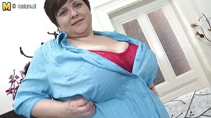 La cameriera cattiva presenta il suo corpo al ricco insegnante. video lesbo italiani gratis