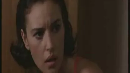 La massaggiatrice della donna ha le gambe lisce per film italiani lesbiche il sesso anale.