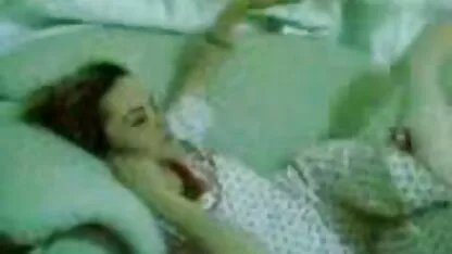 La ragazza carina era accompagnata da un uomo video lesbo erotici ricco che tradiva anale con il migliore amico.