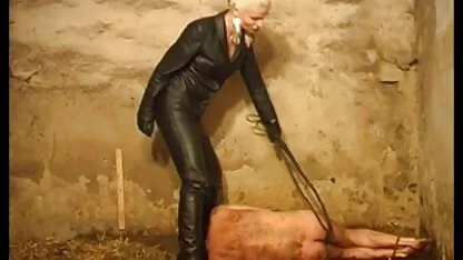 Ha afferrato il ladro video lesbiche mature gratis dagli occhi sottili su un letto e ha sbattuto un grosso cazzo con la capra.