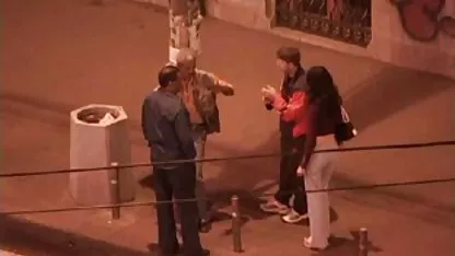 Su richiesta video orge lesbo dell'intruso, una bella bruna firma con un amico su weebcam.