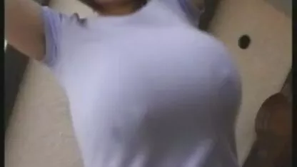 Afferra un clitoride succoso in bocca e video di lesbiche amatoriali lo dà all'ano.