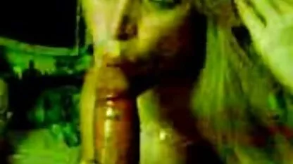 Giocherellona ragazza gattino film porno lesbico strofina la figa sul divano e dà con la bocca.