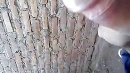 Mentre questa donna mangia cazzi per suo marito, il giardiniere nero lo guarda. film hot lesbiche