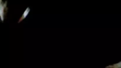 La giovane donna che è in olio succhia il famoso film lesbi gratis cazzo e sputa con il suo amante per strada.