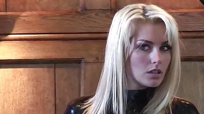 Il figliastro ha sorpreso la donna con grandi tette e ha preso le video lesbo suore corna negli appunti.