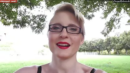 Una donna esperta mangia cazzi grassi da una prospettiva in prima persona lesbiche filmati su una telecamera mobile.