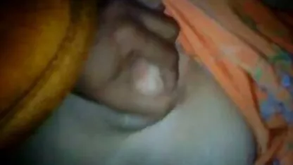 La crudele bellezza del prigioniero urla al suo ragazzo calvo nella video erotici lesbiche gabbia.