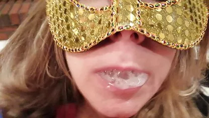 Su video mamma e figlia lesbo Dickebcam, L'amico di Dick si masturbava con le gambe e mi baciava.