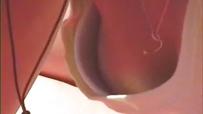 Con dolci film porno con lesbiche gratis baci, il ragazzo ha afferrato la bruna con un gancio e l'ha rotta sul divano.