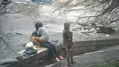 Nonostante il freddo sul ghiaccio lesbo film porno caldo ha coccolato il suo ragazzo all'aperto