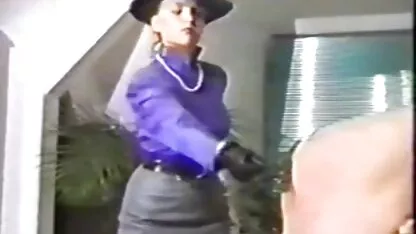 Bionda Mamma Con Grandi Tette tira un ragazzo lesbo film porno dietro l'uomo