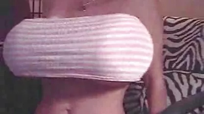 Una mattina rinfrescante al mare, una bruna sensuale viene respirata dal suo video hard gratis lesbo amante.