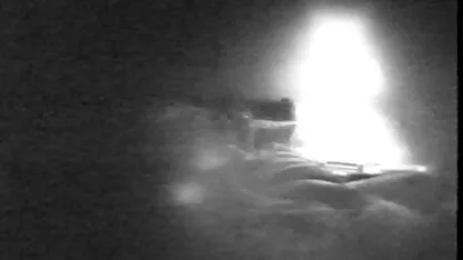 L'insegnante video lesbo con trans era stanco di controllare i laptop e cercava forza in piscina
