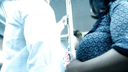Danny Dee sta mangiando un cazzo sano con una bruna di lusso e deliziose tette. video lesbiche romantiche