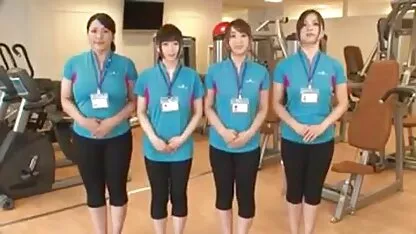 Signora video lesbo donne mature grigia sul tavolo della cucina, piantato una tipica cameriera nella testa dello chef.