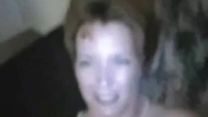 Il vicino ha visto la bionda mettere un selfie nel filmati lesbo gratuiti suo costume da bagno e si è offerto di aiutare.