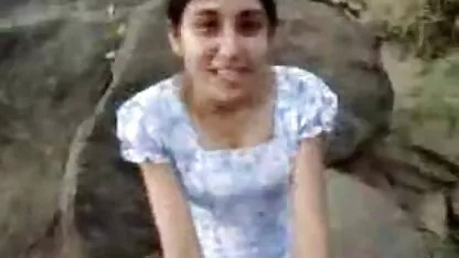 La donna banale viene scopata video lesbiche mature gratis dall'amante di fronte a una giovane coppia.