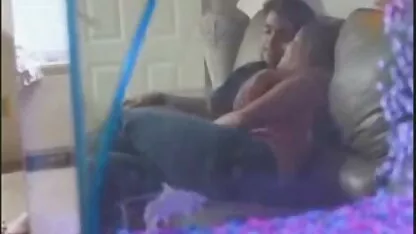 Nel processo di casting, il dipendente ha preparato una video mamma e figlia lesbiche bella ragazza con un cazzo grasso.