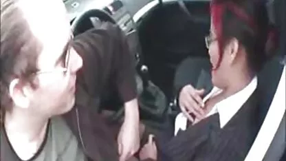 Quest'uomo accese la luce e vide anatra con la ragazza sul tavolo dopo aver filmato lesbo bevuto champagne.