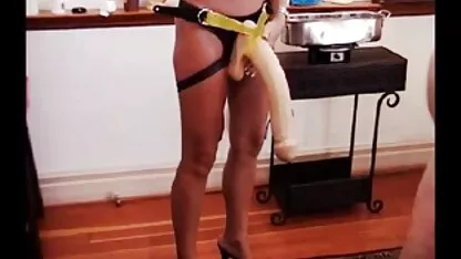 La cameriera seduce con uno stipendio e film suore lesbiche seduce un uomo con tette di silicone.