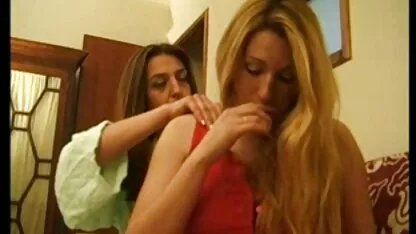 La frangia ricca ha mostrato il potenziale lesbice xxx per la bellezza senza casa e l'aspetto ruvido