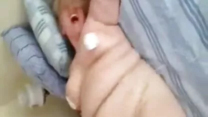Due donne affamate preoccupano il ragazzo con la lingua e i bordi video lesbo estremo della gola.