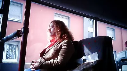 La bionda rimbalzante xxx lesbo gratis raggiunge l'orgasmo al mattino freddo invece di colazione.