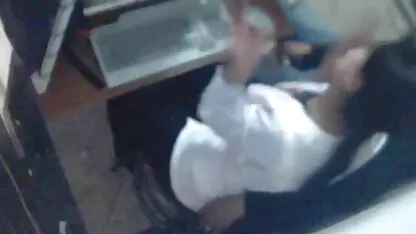 Il vicino video porno orgia lesbo non ha potuto resistere a mangiare il culo bruna nella figa bagnata.
