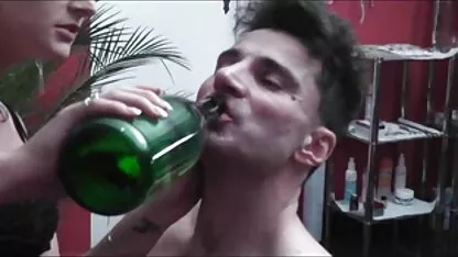 Un fotografo alle prime armi cliccato sul film porno tra donne vassoio invece del servizio fotografico su un modello affollato