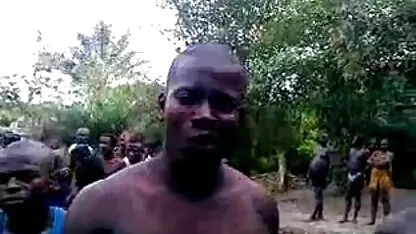 Questa ragazza entrò tranquillamente nella stanza video lesbiche romantiche dell'uomo nero e quindi la punì un grande membro