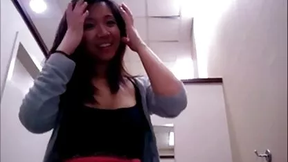 Un affamato MILF telescopio film completo di lesbiche con un grosso cazzo di fronte al suo uomo.