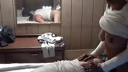 Un giovane studente soffia un giocatore film porno lesbi gratis di football nero per un cazzo duro.