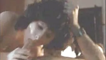 Ha succhiato il cazzo dell'uomo maturo e ha chiesto il vestito nel video lesbo gratuiti cappello.