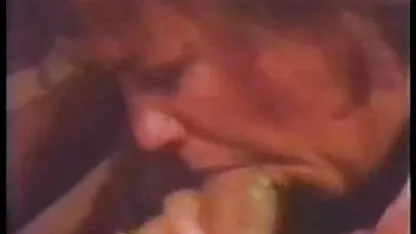 Ragazza cinese si masturba su andebcam e dà video lesbo erotici un fan.