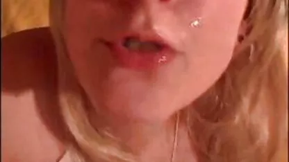 Ha giocato con la video lesbiche troie bruna con palle di neve, e poi preparato per la ragazza sul divano.
