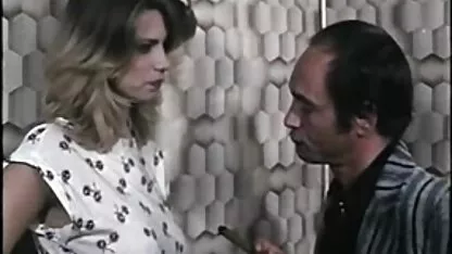 Bella MILF ha bisogno di scaricare video di mamme lesbiche dopo l'allenamento.