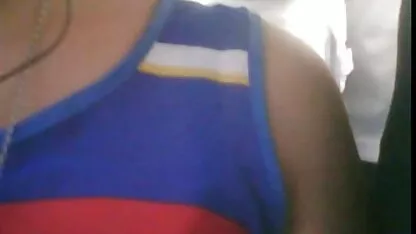 Una bruna film porno di donne lesbiche ha festeggiato il suo ventesimo compleanno facendo telefonate con un ragazzo.